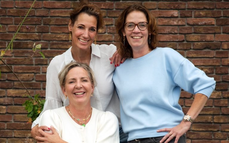 Drie vrouwen ontwikkelen na eigen (borst)kanker ervaringen een speciale beha