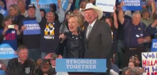 Clinton: “Luister niet naar Trump”