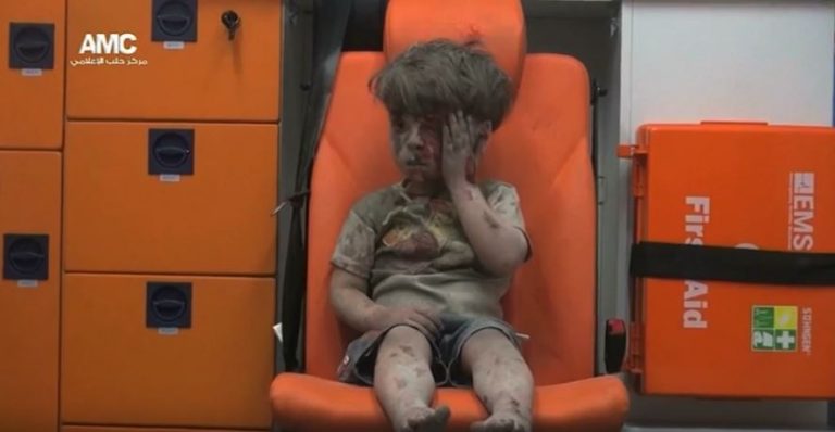 Kleine jongen gered vanonder het puin in Syrië