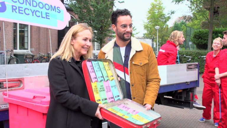 Angela Groothuizen & Freek Bartels omringd met condooms