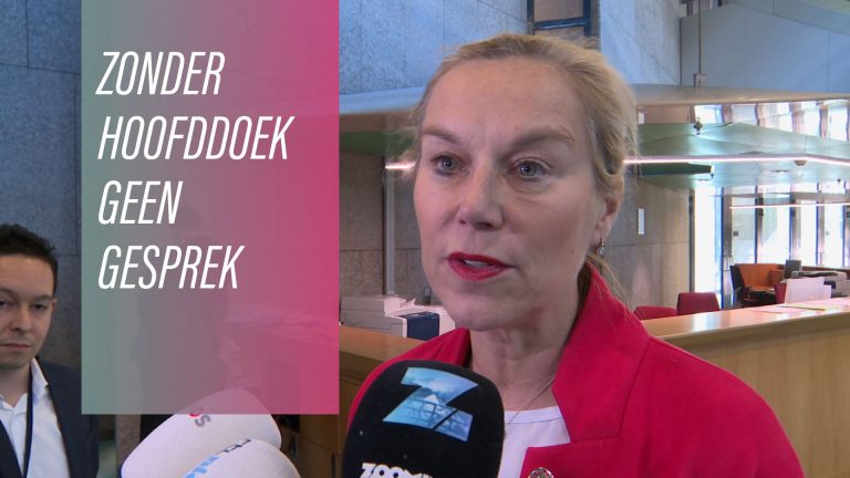 Minister aangevallen over dragen hoofddoekje