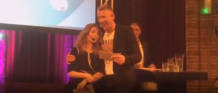 Waldemar Torenstra koopt op veiling voor €16.000 reis naar stam in Afrika