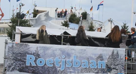 Roetsj van een 30 meter lange ijsglijbaan