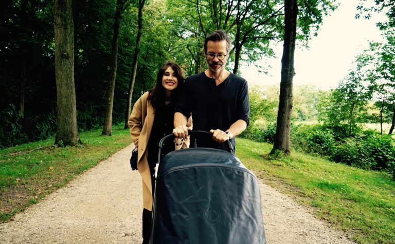 Eerste foto’s met pasgeboren baby Carice van Houten