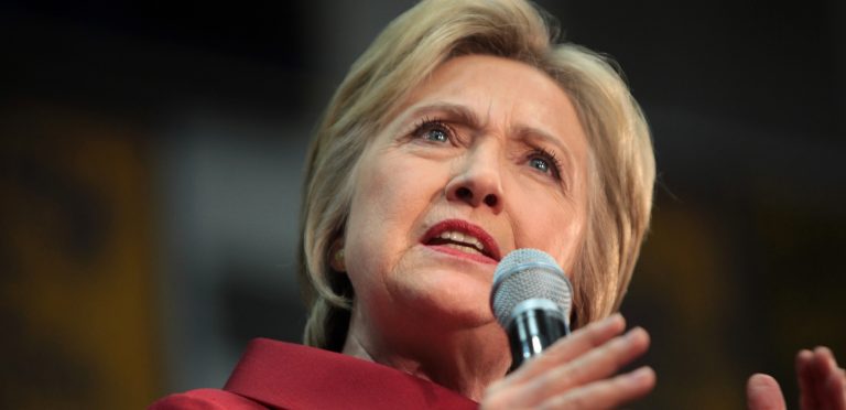 Clinton: “Jonge meisjes, jaag je dromen na”