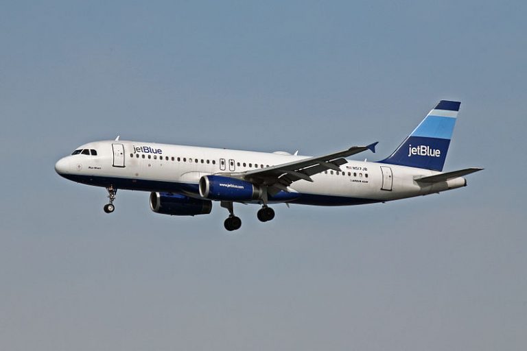 Vrouw mag niet vliegen met JetBlue wegens kort broekje