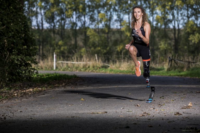 Para-triatlete Saskia van den Ouden: “De beperking zit in je hoofd, niet in je lijf”