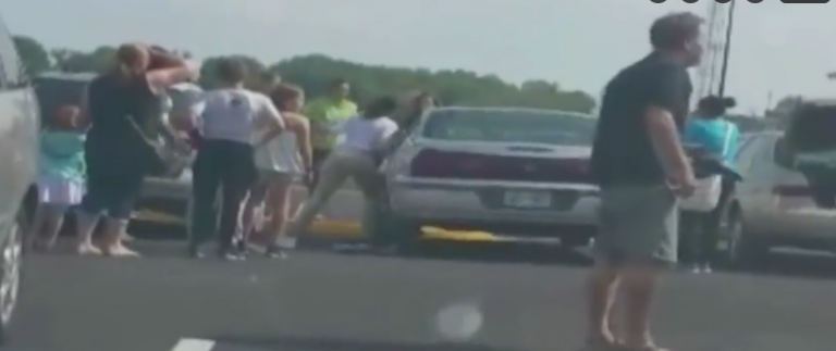 Vrouw redt peuter (2) uit hete auto