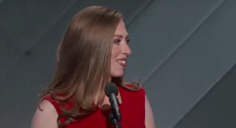 Chelsea Clinton geeft emotionele speech over moeder