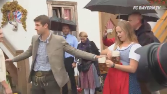 Spelers Bayern vieren Oktoberfest