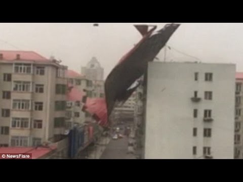 Bizarre storm blaast huizen om in China