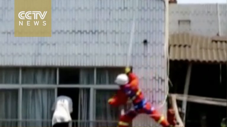 Brandweerheld redt zwangere vrouw