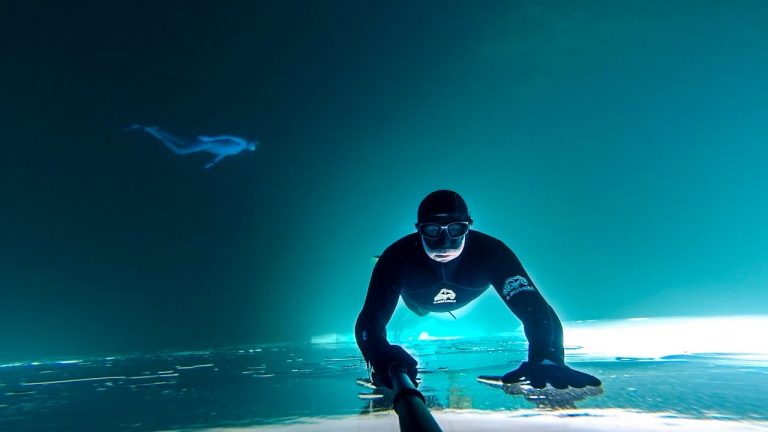 Duiken onder een dikke laag ijs