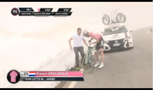 Kruijswijk verliest een hoop tijd na lelijke val