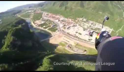 Man vliegt over de Chinese Muur