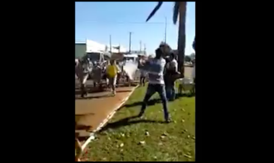 Man gooit Olympisch vuur uit