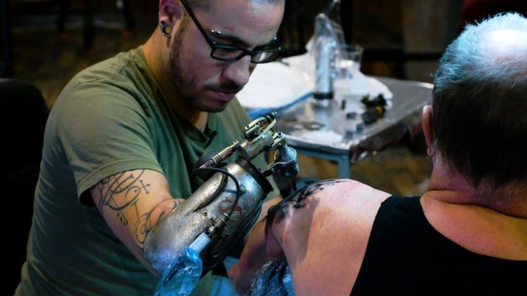 Laat je tattoo zetten door iemand met een robotarm