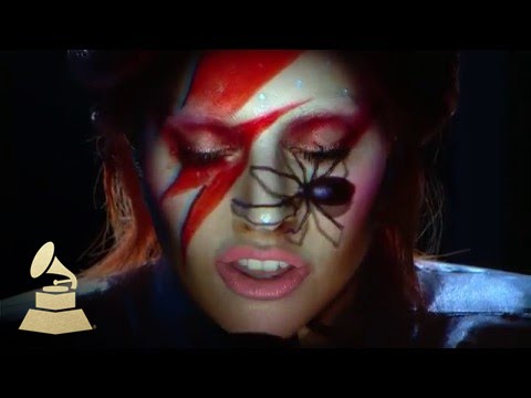 Lady Gaga doet David Bowie tribute