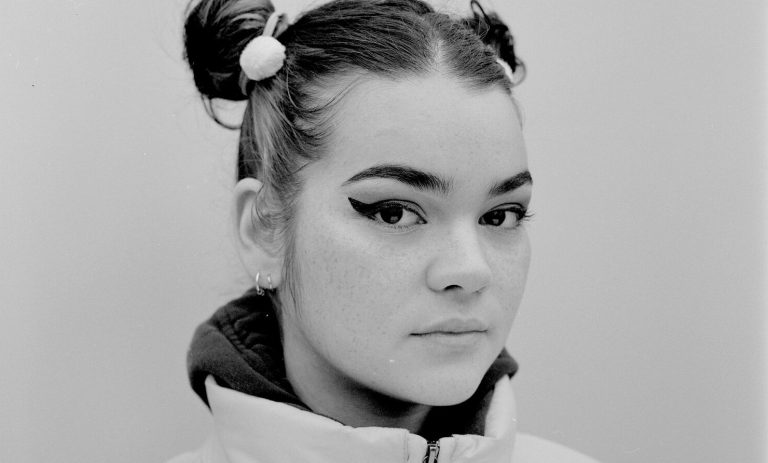 In de spotlight: kunstenaar en slachtoffer seksueel misbruik Loïs Rijgersberg (21)