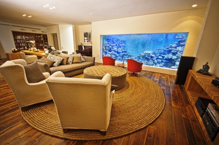Man bouwt reuze aquarium in woonkamer