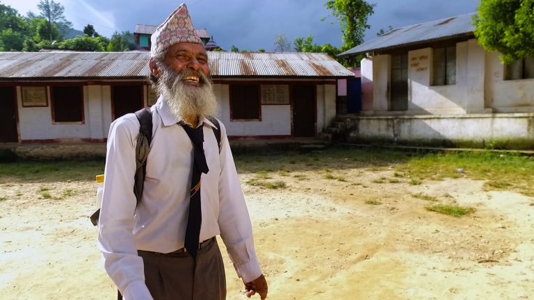 Man van 69 gaat nog steeds naar school in Nepal