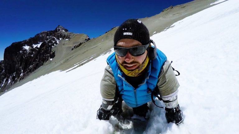 Man zonder ledematen beklimt bergen