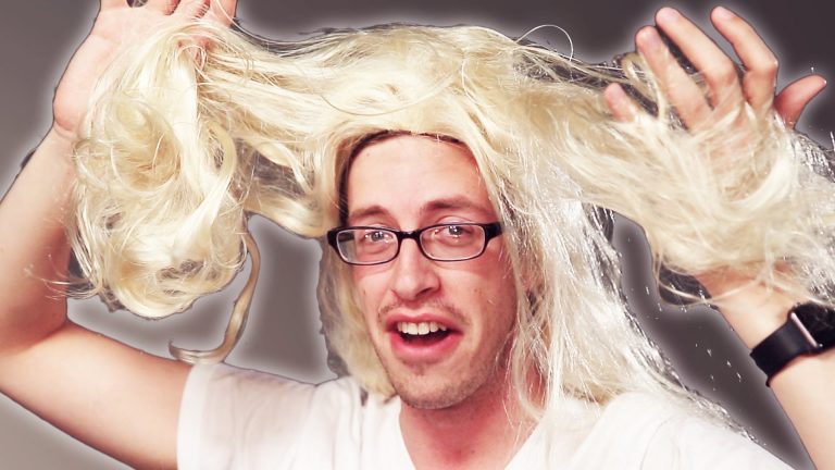 Mannen vlechten hun eigen haar