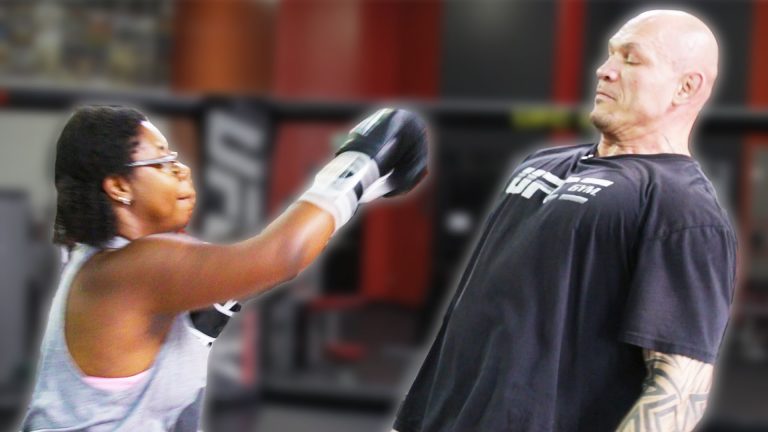 Mensen proberen een UFC vechter te slaan