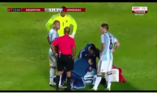 Messi verlaat veld na rugblessure