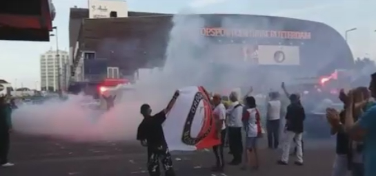 Spelersbus Feyenoord met fakkels onthaald in Rotterdam