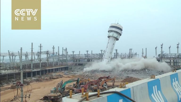 Oude verkeerstoren wordt vernield