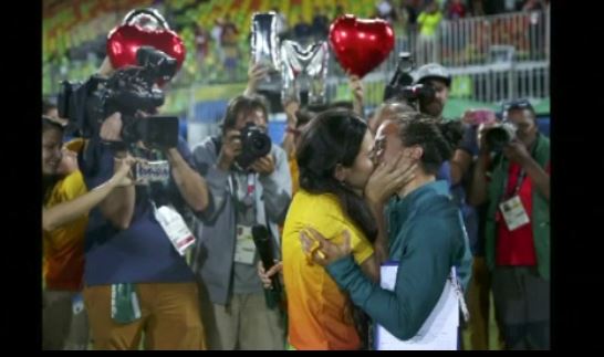 Huwelijks aanzoek in Rio smelt harten