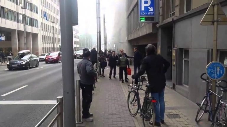 Rook bij metrostation in Brussel