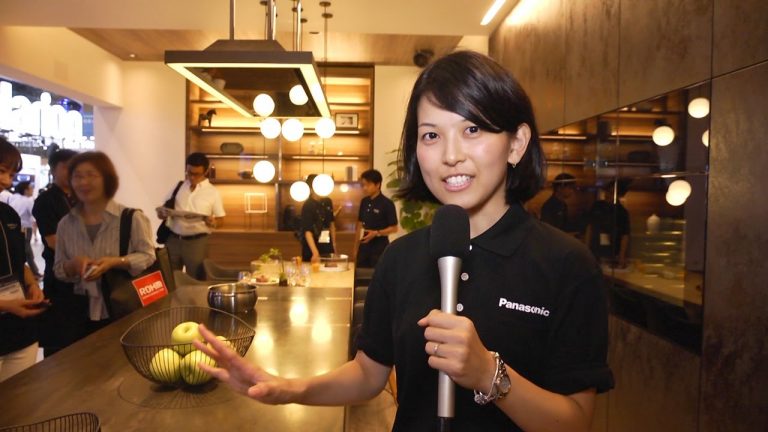 Televisie vermomd als glazen kastdeur