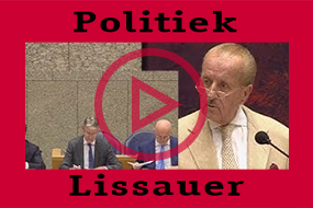 Theo Hiddema veegt de vloer aan met Halsema