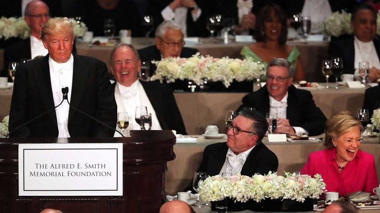 Trump en Clinton pesten elkaar tijdens diner
