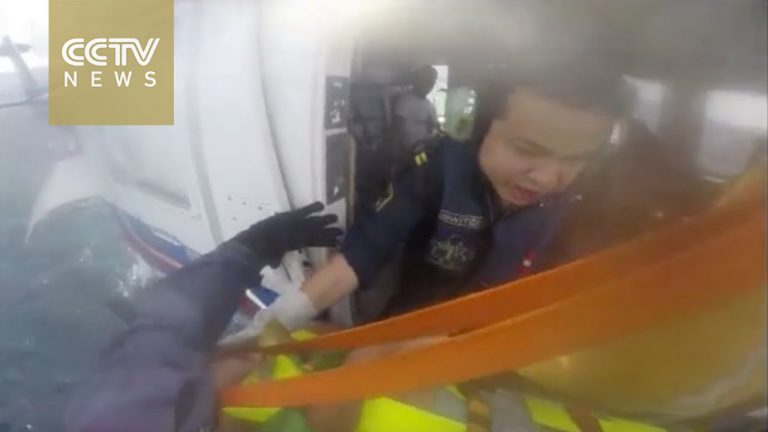 Visser op zee wordt gered door helikopter