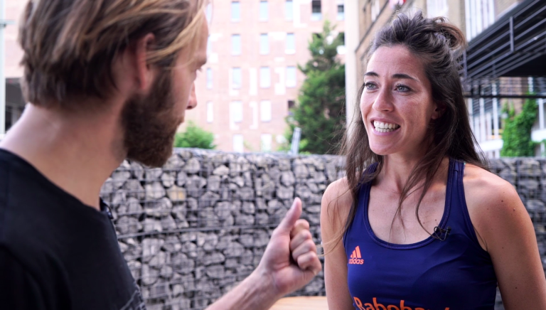 Karsten Kroon praat met hockeylegende Naomi van As