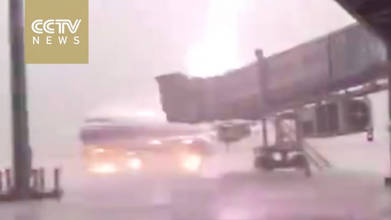 Vliegtuig wordt geraakt door bliksem