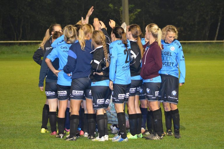 Vrouwelijke scheidsrechter Shona Shukrula