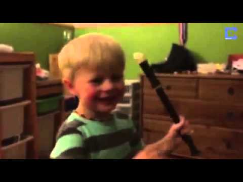 Jongen hoort voor het eerst muziek