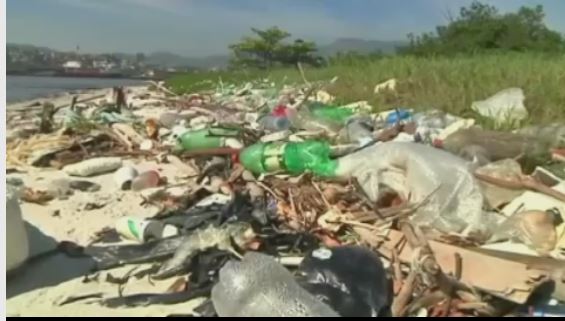 Jeugd in Rio zegt nee tegen oceaan vervuiling
