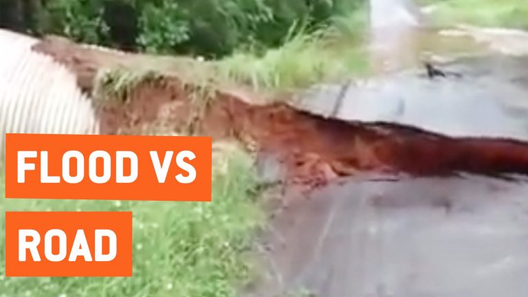 Water duwt autoweg weg