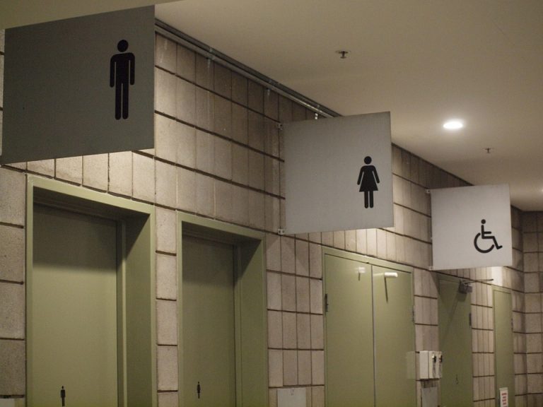 Amerikaanse transgender moet verplicht naar mannentoilet