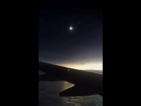 Zonsverduistering zien vanuit vliegtuig